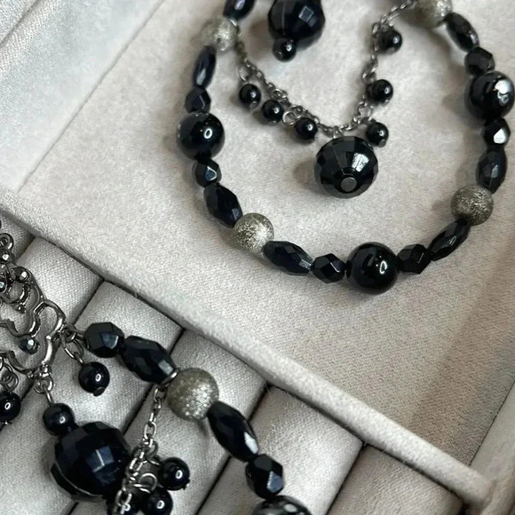 Black & Silver chandelier Earrings - Picture 5 of 6